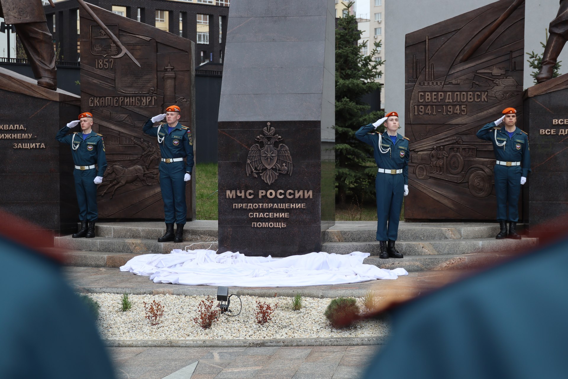 Восьмиметровый памятник уральским спасателям в честь 375-летия пожарной  охраны России установлен в Екатеринбурге | 27.04.2024 | Екатеринбург -  БезФормата